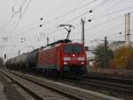 Die 189 008 am 31.10.2009 mit einem Kesselwagenzug bei der Durchfahrt am Heimeranplatz. (Mnchen)