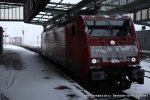 189 035-9 fhrt am 20. Dezember 2009 um 13:13 Uhr mit einem GZ durch den eisigen Duisburger Hbf