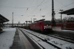 Am 29.01.10 fhrt die Niederland-taugliche 189 042-5 von DB Schenker Rail mit ihrem Gterzug durch Gieen in richtung Norden