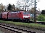 Immer wieder sind die 189-iger auf dem Weg in die Niederlande. So wie hier die 189 053-2 am Samstag den 10.4.2010 im Bahnhof Boisheim vor einem gemischten Gterzug, mit dem sie aus Viersen kommend nach Venlo unterwegs ist.