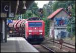 Vorsicht am Bahnsteig, ein Zug fhrt durch!!! 189 046-6 mit einem Gz unterwegs nach Rostock.   Neustrelitz am 14.08.08 