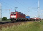 189 026-8 mit einem gemischten Gterzug am 16.06.2010 bei Dedensen/Gmmer.Gru an den netten Tf,der schreck war gro als er die Hupe bettigte.