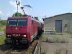 Grade durchfhrt die 189 800-6 einen Autozug mit neuen zum Teil noch abgeklebten Skoda´s.
Dresden Friedrichstadt 30.06.10