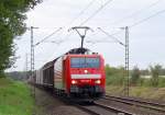 Mit einer gemischten Fuhre kommt 189 022-7 aus Richtung Krefeld an den Bahnbergang Tilmeshof herangefahren.