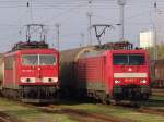 Die 189 003-7 steht neben BR155 269-4 im Cargo Bahnhof Rostock-Seehafen.Aufgenommen am 12.11.05 in Hhe Aufsicht WRS.