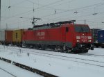 Die BR 189 010-2 fhrt mit einem Containerzug in Dresden-Friedrichstadt ein.