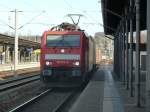 189 012 fuhr mit einem Containerzug am Samstag Mittag in Pirna auf ein Abstellgleis um zu pausieren.