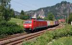 189 013 hatte am 04.06.11 einen Containerzug am Haken, als sie durch Rathen Richtung Bad Schandau fuhr.