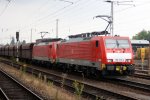 Zwei BR 189er fahren mit einem Erzzug durch den Trierer-HBF in Richtung Trier-Sd bei Sonne und Wolken.