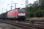 189 049-0 kommt mit einem gemischten Güterzug aus Köln-Kalk und fährt in Köln-Gremberg ein bei Sommerwetter.