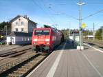 189 058-1 Railion erreicht am 14.10.2011 mit einem schweren gemischten Gterzug den Bahnhof Steinbach am Wald auf der Frankenwaldbahn. Der Zug musste anhalten, da ein ICE noch vorbei musste. Am Zugschluss hing noch eine BR 140 oder BR 151 als Schublok. Normalerweie sind auf der Frankenwaldbahn ca. 2 Schubloks bzw. Vorspannloks im Einsatz. An diesem Tag waren es insgesamt 4. BR 140, BR 155 und 2x BR 151.