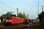 189 006-0 zieht am 28.10.'11 einen Containerzug durch Cossebaude gen Westen