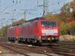 Ein freundlicher Tf fhrt 189 037-5 und 189 033-4 als Lz am 27.10.2011 durch Gremberg Richtung Sden.