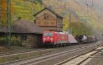 Railion 189 064-9 mit einem gemischten Gterzug Richtung Koblenz, im herbstlichen Rheintal bei Kaub; 01.11.2011
