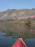 Zwei unbekannte 189er ziehen einen Schttgutzug entlang der Mosel in Richtung Koblenz und begegnen einem Regionalzug nach Trier. Aufgenommen am 27.3.2012 bei Winningen.