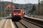 189 013-6 mit einem gemischten Gterzug fhrt am 17.4.2012 durch den Bahnhof Rathen im Elbsandsteingebirge Richtung Dresden.
