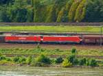 189 067-2 und 189 040-9 der DB Schnker Rail mit Erzzug fahren am 04.07.2012  auf der linken Rheinseite, gegenber von Unkel (bei Rheinkilometer 636), aufwrts in Richtung Koblenz.Auffllig ist hier die UIC-Mittelpufferkupplung (vollautomatisch), sie erspart die aufwndige Kuppelarbeit und ermglicht wesentlich schwerere Zge zu bewegen. 