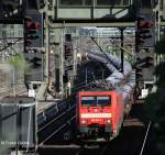 im   Signalwald  , DB 189 021-9 vor Ganzzug Flachwagen mit Rohren Richtung Hamburg, fotografiert bei der Durchfahrt Bhf.