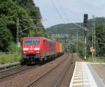 189 003-7 zieht am 09. August 2012 einen Containerzug durch Schna in Richtung Doln leb.