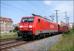 189 059-8 (TEC45503) hat den Hbf Stralsund hinter sich gelassen und fhrt weiter zum Seehafen Rostock.