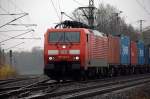 189 004 - 5 auf der Kreuzung in Radebeul Naundorf, um 10:58 Uhr am 11.11.2012 einen langen Containerzug beschleuinigend, im trben Novemberregen.