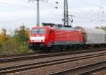 189 054-0 kommt sehr langsam durch den HBf Hamm/Westfalen und erwartet freie Einfahrt in den Gterumschlagbahnhof. Im Schlepp einen ganzen Zug gedeckte Planwagen. Am Mittag des 26.10.2012.
