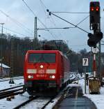 Schweizer Verhltnisse in Betzdorf, wenn ich gewusst htte dass hier Linksverkehr herrscht, dann htte ich den gegenberliegenden Bahnsteig gewhlt: 

Die 189 057-3 (eine Siemens ES64F4) der DB Schenker Rail fhrt solo am 28.01.2013 durch den Bahnhof Betzdorf/Sieg in Richtung Siegen.

Diese Lok-BR kann auf allen vier blichen Stromsystemen der Normalspur  auf dem europischen Kontinent fahren. 
