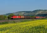 189 057 mit einem Gterzug am 19.04.2011 bei Himmelstadt.