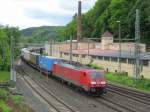 189 063-1 zieht am 30. Mai 2013 einen KLV-Zug durch Kronach in Richtung Saalfeld.