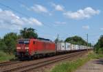 189 013-6 hat am 11.07.13 einen vollbeladenen Containerzug am Haken und passiert mit diesem Hamburg-Moorburg.