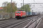 189 010-2 mit Containerzug aus Richtung Seelze kommen. Aufgenommen am 27.04.2013 in Hannover-Linden/Fischerhof.