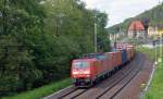 189 014 befrderte am Abend des 30.06.13 einen Containerzug durch Knigstein Richtung Dresden.