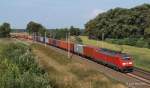 189 004-5 legt sich am 07.09.13 mit einem Containerzug aus Hamburg-Waltershof bei Dersenow in eine Rechtskurve auf dem Weg in die Tschechei.