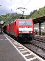 Mit Selbstentladewagen am Haken ist hier die 189 067-2 und eine Schwesterlok in Linz am Rhein südwärtsfahrend auf Gleis 1 zu sehen. 14.9.2013