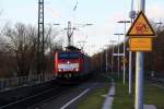 189 042-5 mit einer zweiten unbekannten 189er kommen mit eineim langen Erzzug aus Rotterdam(NL) nach Dillingen(an der Saar) aus Richtung Köln und fährt in Richtung Koblenz. Aufegenommen auf der Rechten Rheinstrecke (KBS 465) in (Rhöndorf am Rhein)
in der Abendsonne vom 20.12.2013.