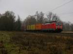 Hier zu sehen ist 189 009 mit einem Containerzug von Hamburg in Richtung Tschechien am 24.11.2012 in der Tristesse nahe Rangsdorf.