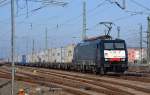 189 806 wartet am 09.03.14 in Bitterfeld mit ihrem Containerzug auf die Weiterfahrt.