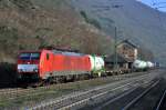 DB Schenker Rail 189 026 ist am 08.03.14 mit einem KLV-Zug auf der rechten Rheinstrecke im Bahnhof Kaub in Richtung Köln unterwegs.