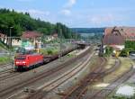 189 064-9 zieht am 04. Juni 2014 einen gemischten Güterzug durch Kronach in Richtung Lichtenfels.