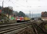 189 026-8 zieht am 07. Dezember 2014 einen DHL-Containerzug durch Kronach in Richtung Lichtenfels.