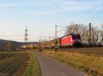 189 017-7 ist am 20.Februar 2015 mit einem gemischten Gterzug bei Gundelsdorf in Richtung Lichtenfels unterwegs.