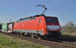 Mit einem Containerzug in Richtung Neuss fahrend kommt die 189 049-0 am Sonntagnachmittag am Fotografen vorbei.