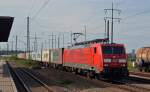 189 060 wartet mit ihrem Containerzug am 01.08.15 auf die Ausfahrt aus Bitterfeld Richtung Wittenberg.