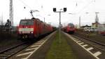 Die 189 036-7 + 189 ???-? der DB mit einem Güterzug durch Menden Rheinland in Richtung Koblenz (Im Hintergrund RB 27 nach Köln HBF) , DEN 26.02.2016