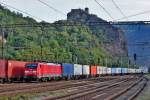 189 022-7 fährt am Fusse der Burg Schreckenstein in Usti nad Labem Strekov mit einem Seecontainerzug vorüber.Bild vom 10.9.2015