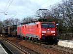 189 007 mit ihrer „faulen Schwester“ 189 006 bei der Durchfahrt durch den Bahnhof Martensdorf bei Stralsund.