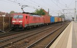 189 012-8 mit Containerzug in aus Richtung Seelze kommend. Aufgenommen in Hannover Linden-Fischerhof am 02.10.2014.