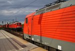 Während 232 498-6 mit einem gemischten Güterzug den Magdeburger Hauptbahnhof in Richtung Westen durchfährt, rollt 189 057-3 mit einem KLV-Zug langsam auf das Halt zeigende Signal zu. (1.8.2016)