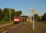 189 068-0 mit einem Mischer durch Rommerskirchen, auch Venlo entgegen auf der Kbs 465 am heutigen Abend. 16. August 2016
