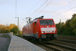 189 029 auf dem Weg nach Düsseldorf-Reisholz um anschließend eine Übergabe nach Köln zu bespannen.
Aufgenommen in Köln in Höhe der Bruder-Klaus-Siedlung am 19. Oktober 2012.